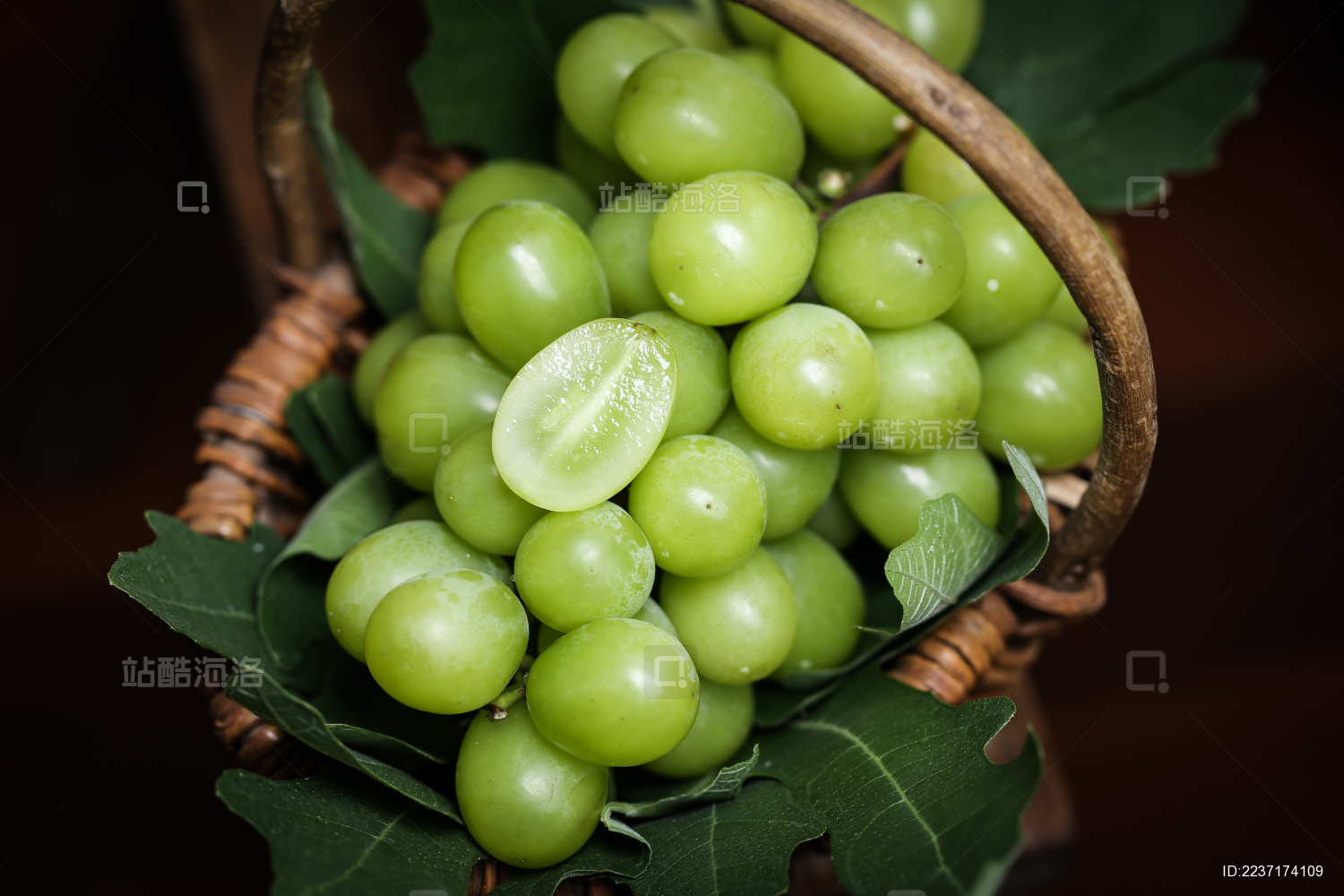 复古风格的放在竹篮里的阳光玫瑰葡萄
