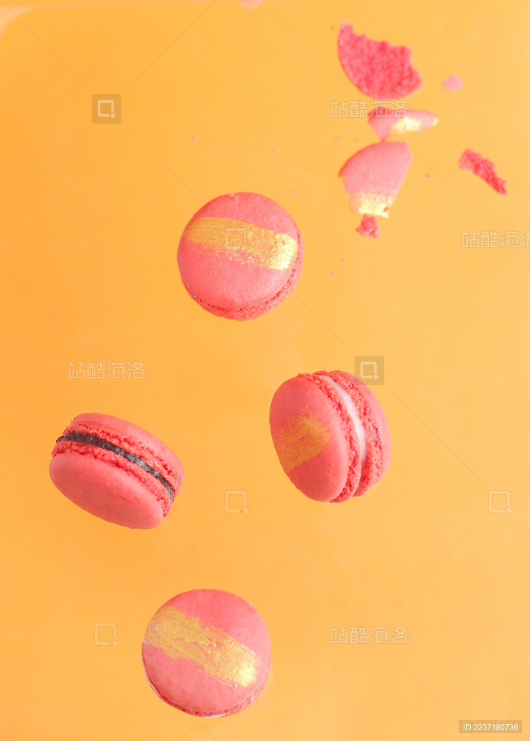 在黄色背景上的彩色马卡龙