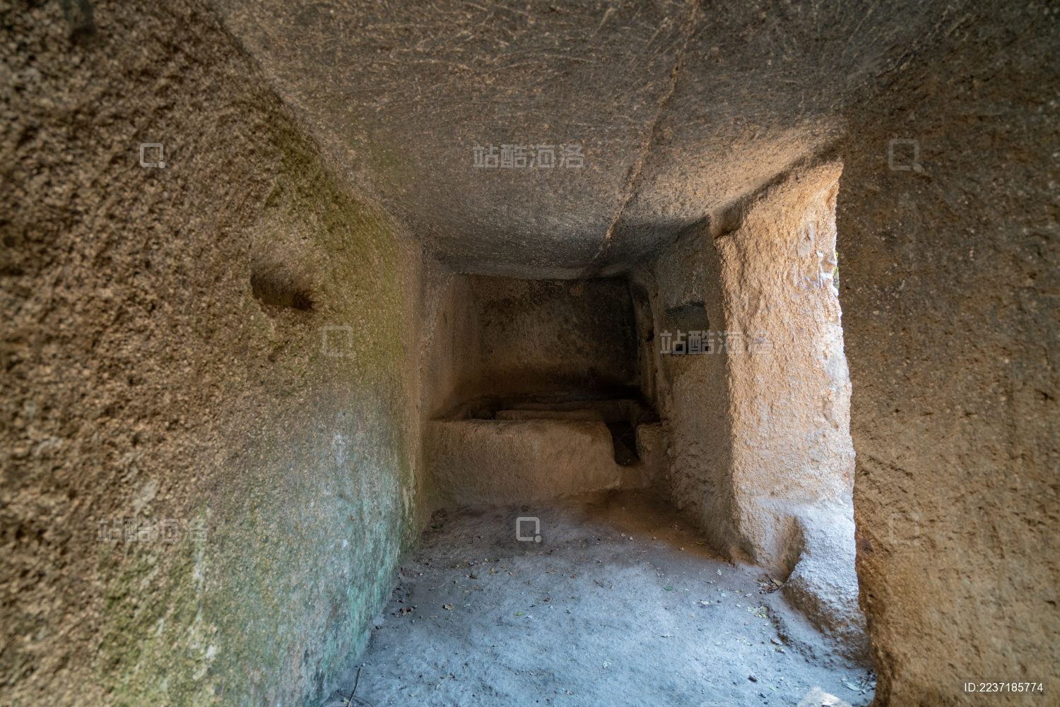 北京延庆古崖居风景区岩石上开凿的内部居室