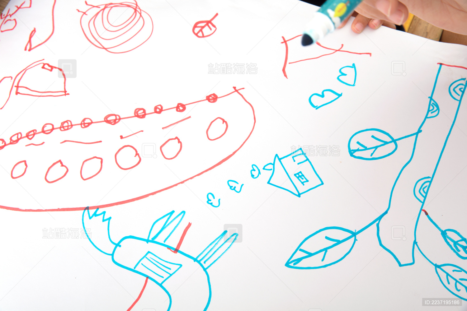 幼儿园的孩子在白纸上练习绘画