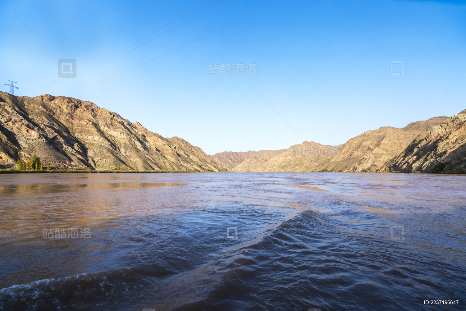 宁夏青铜峡黄河大峡谷游船视角沿岸风光