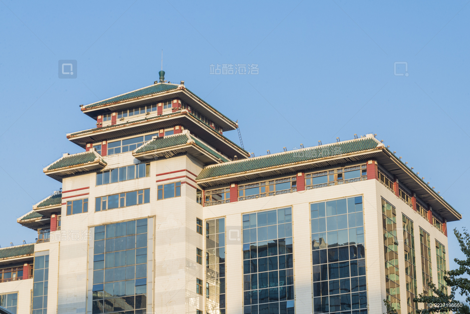 秋天蓝色晴空下的北京都市现代建筑