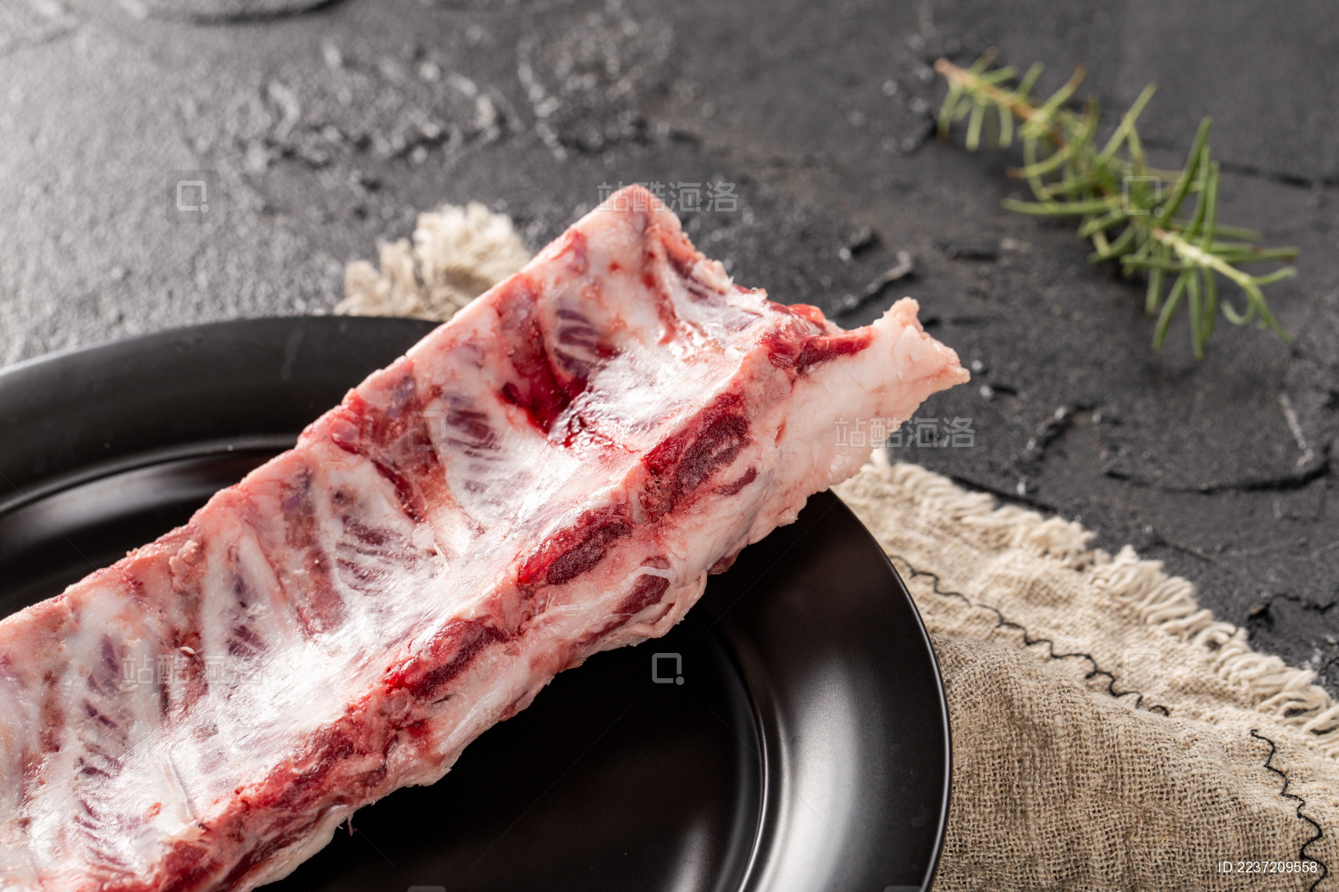 木板上的一块生猪里脊肉高清摄影大图-千库网