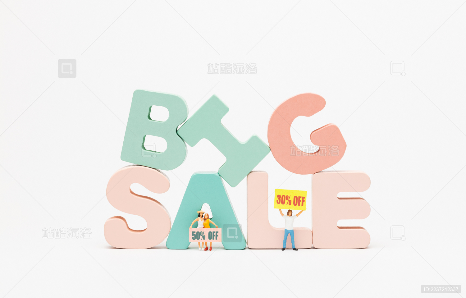 字母积木BIG SALE举着减价打折的人