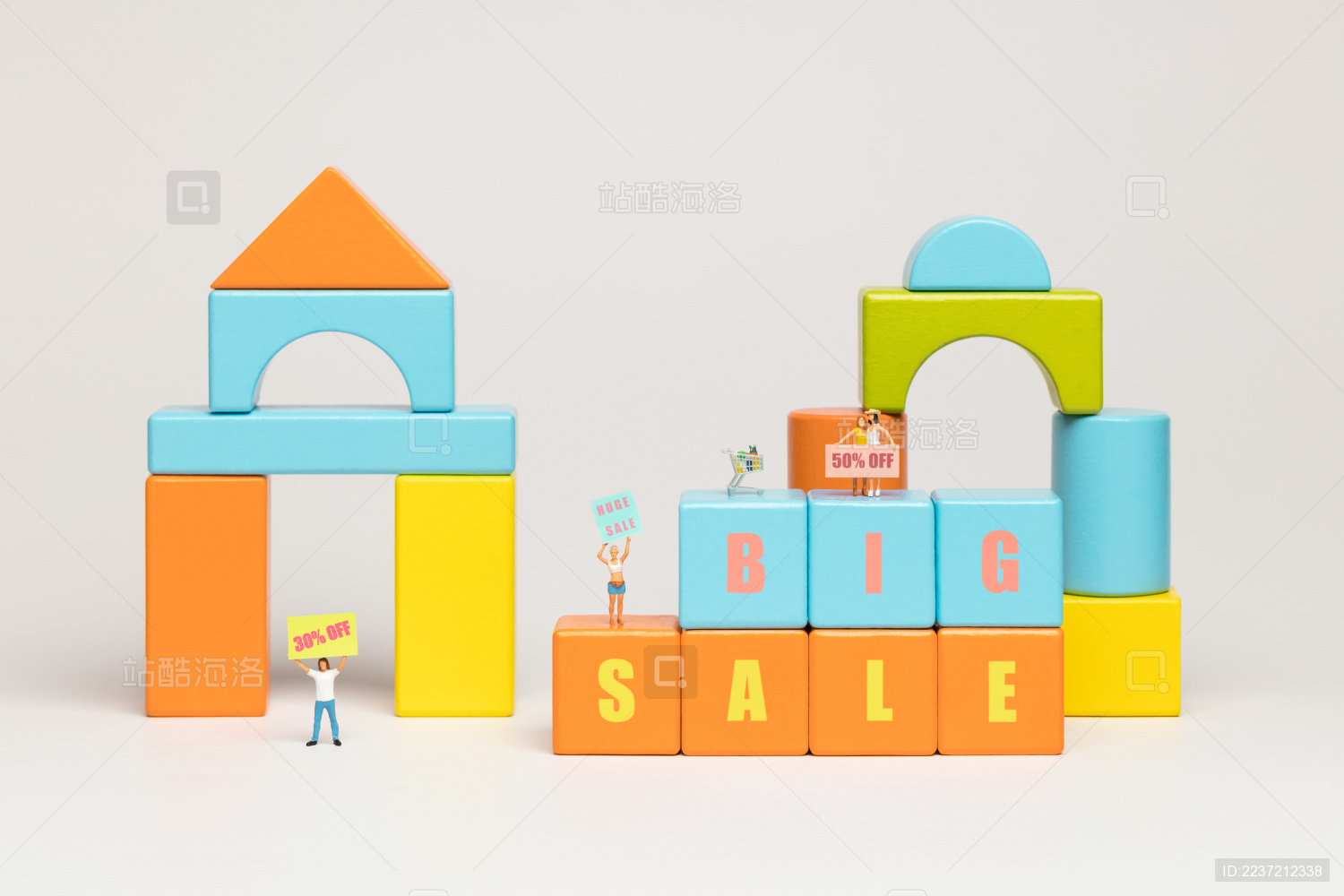 字母积木BIG SALE举着减价打折的人