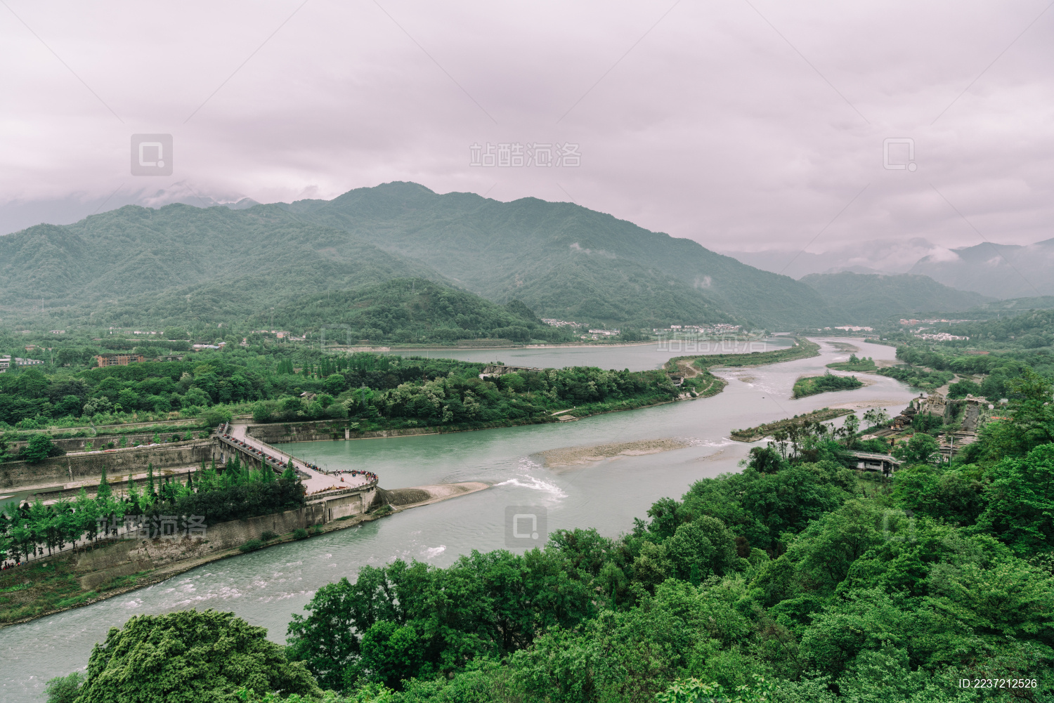 中国四川省成都市都江堰航拍视角