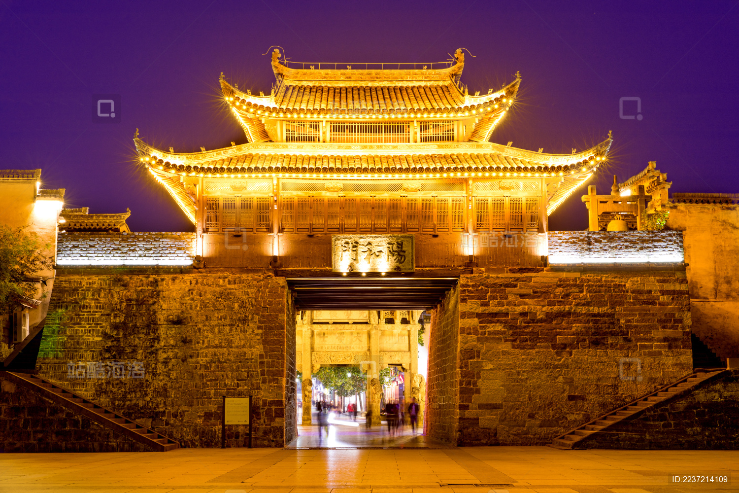 中国安徽黄山市歙县古城里的徽州府衙夜景