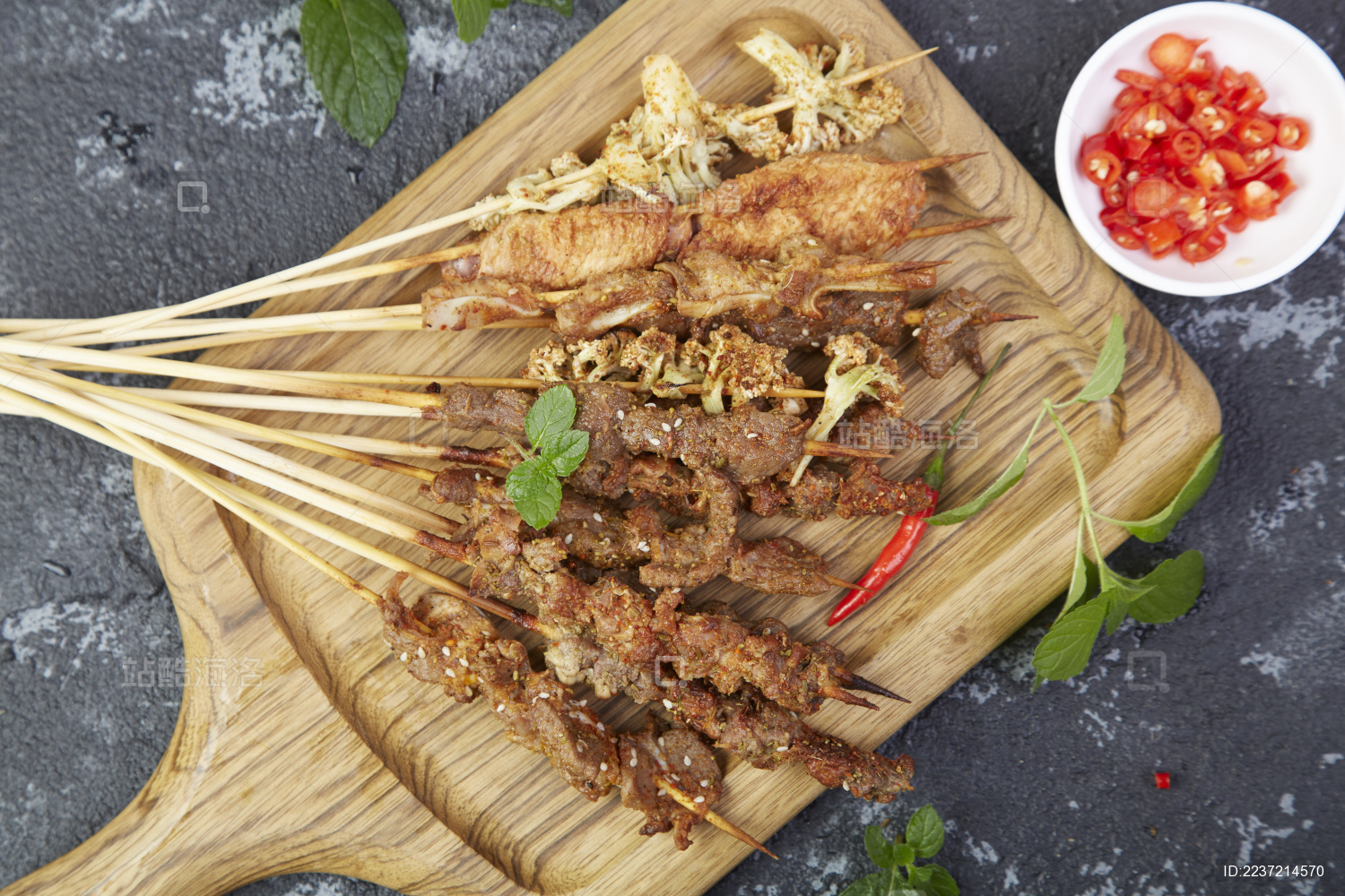 放在砧板上的美食羊肉串