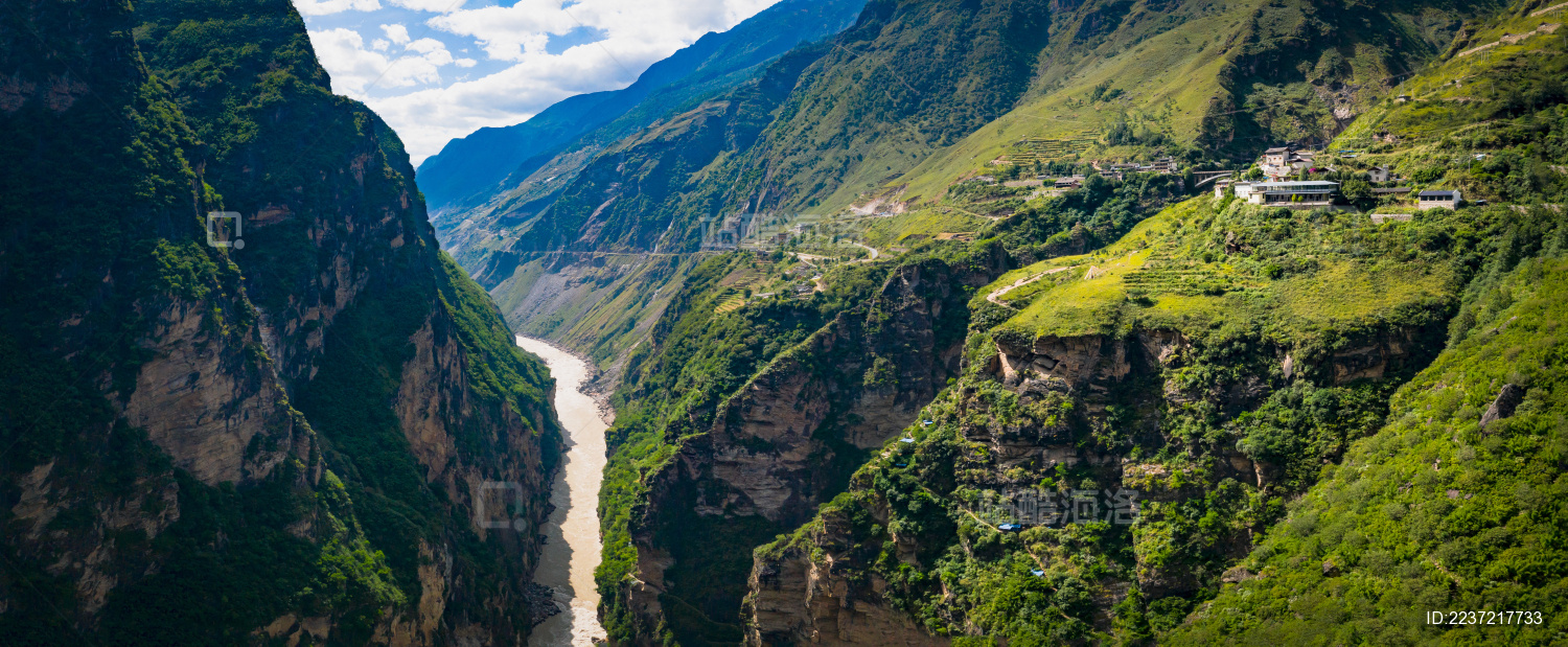 云南香格里拉虎跳峡自然风光