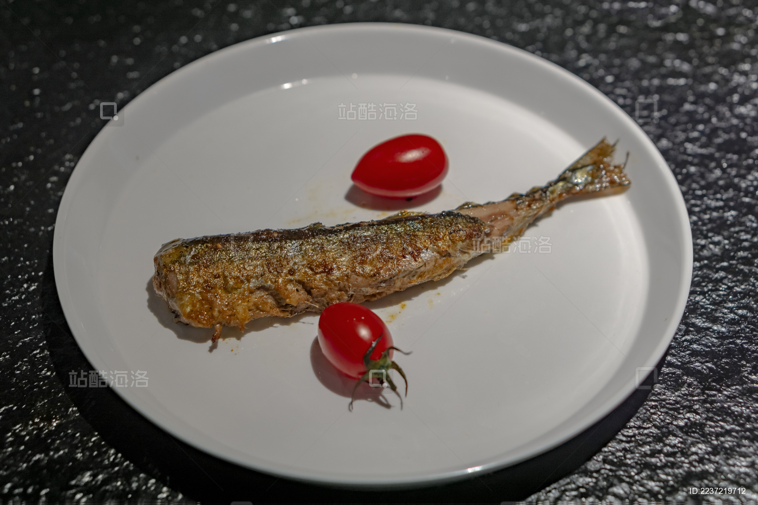 一碟香脆美味的铁板烤秋刀鱼