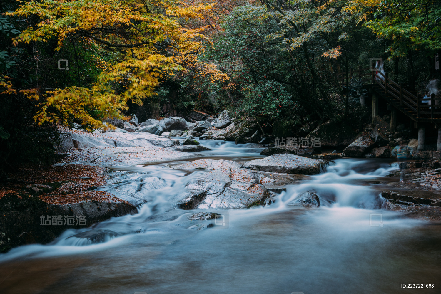 山中清澈的流水泉水与小溪风光