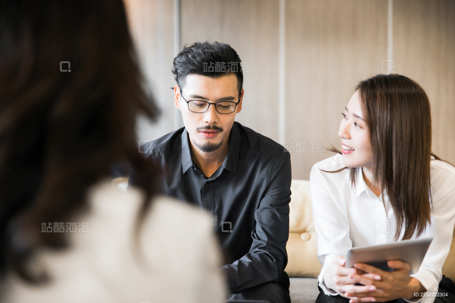 三个年轻员工在咖啡厅进行商务会议