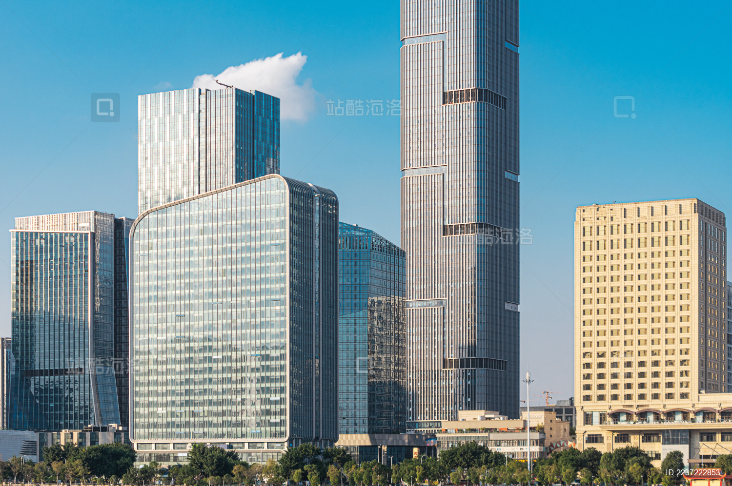 晴空下的中国福建福州台江金融商务区高楼建筑景观