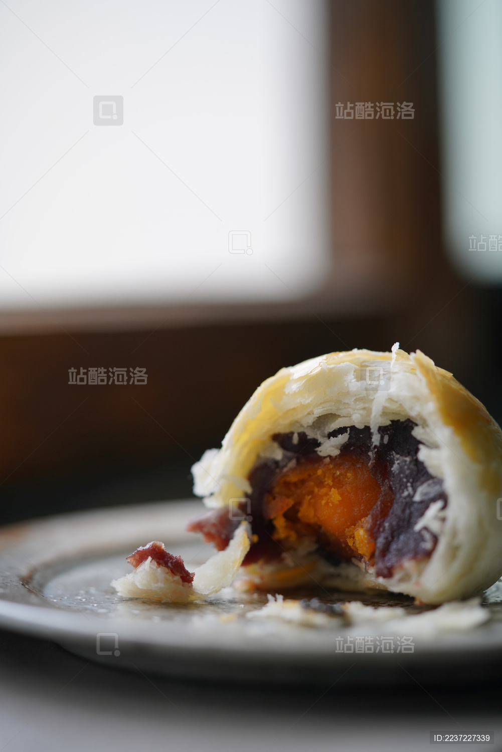 装在盘子里的半个蛋黄酥