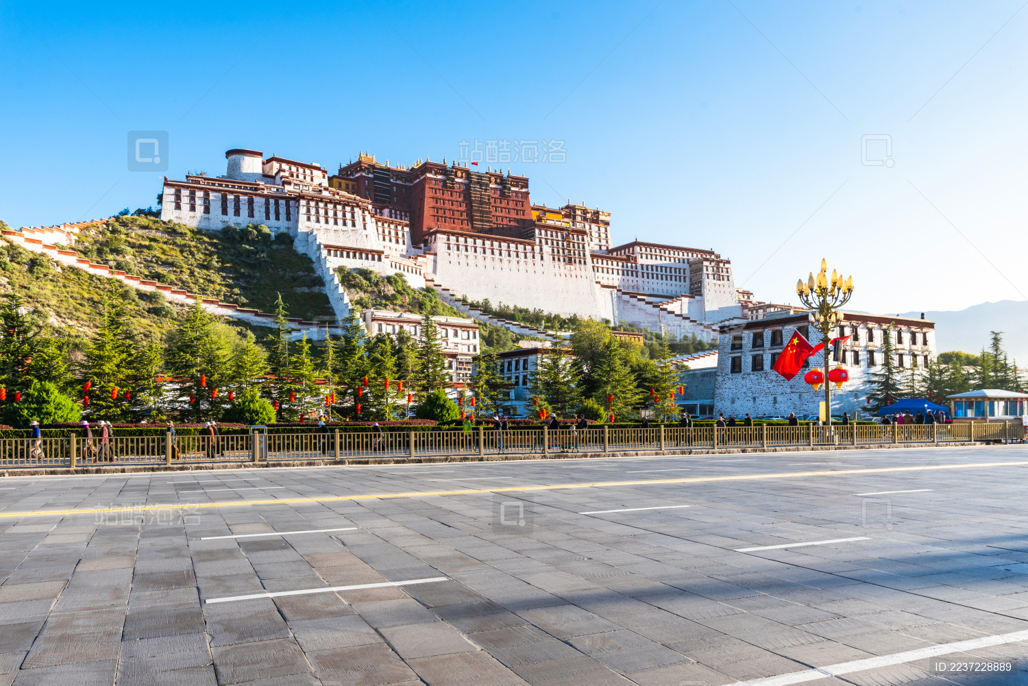 中国西藏拉萨市布达拉宫及前面的道路