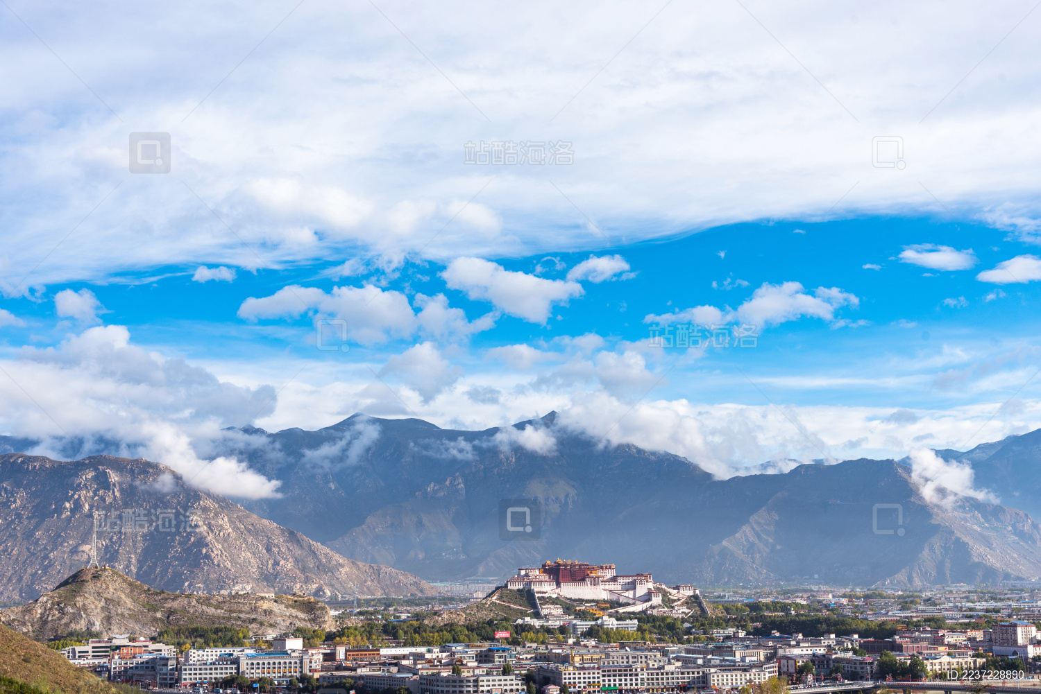 蓝天白云下的中国西藏拉萨布达拉宫远景