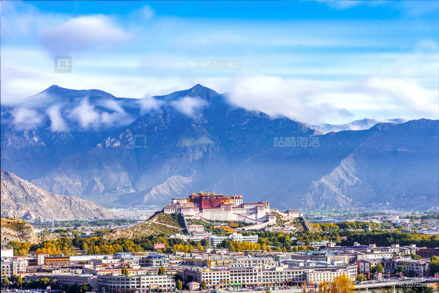 蓝天白云下的中国西藏拉萨市全景