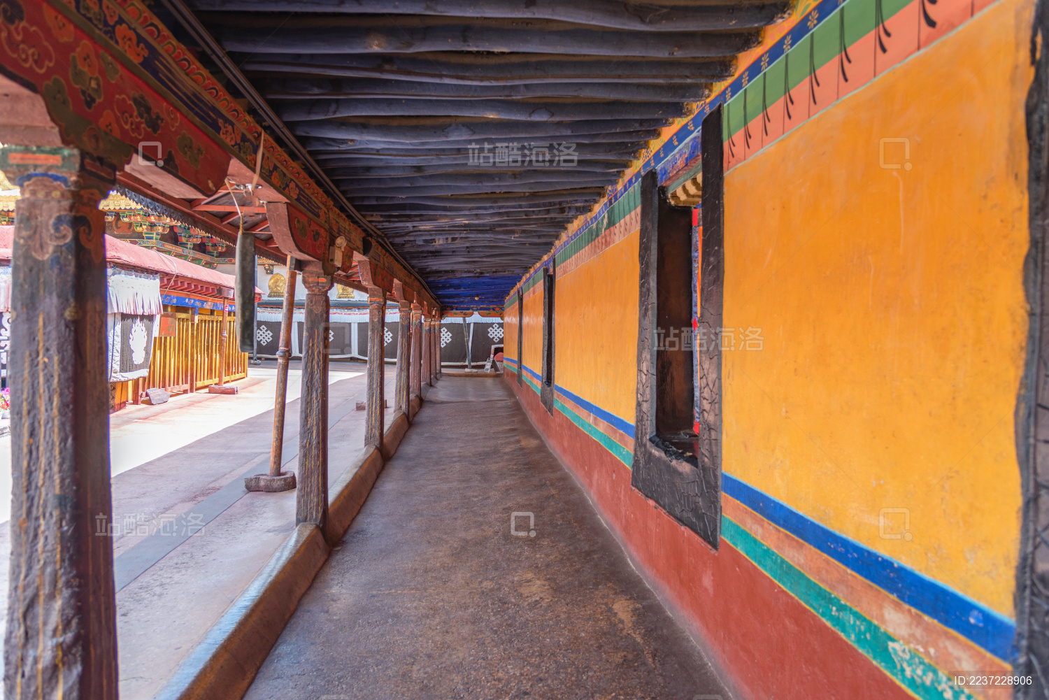 中国西藏拉萨大昭寺内的长廊