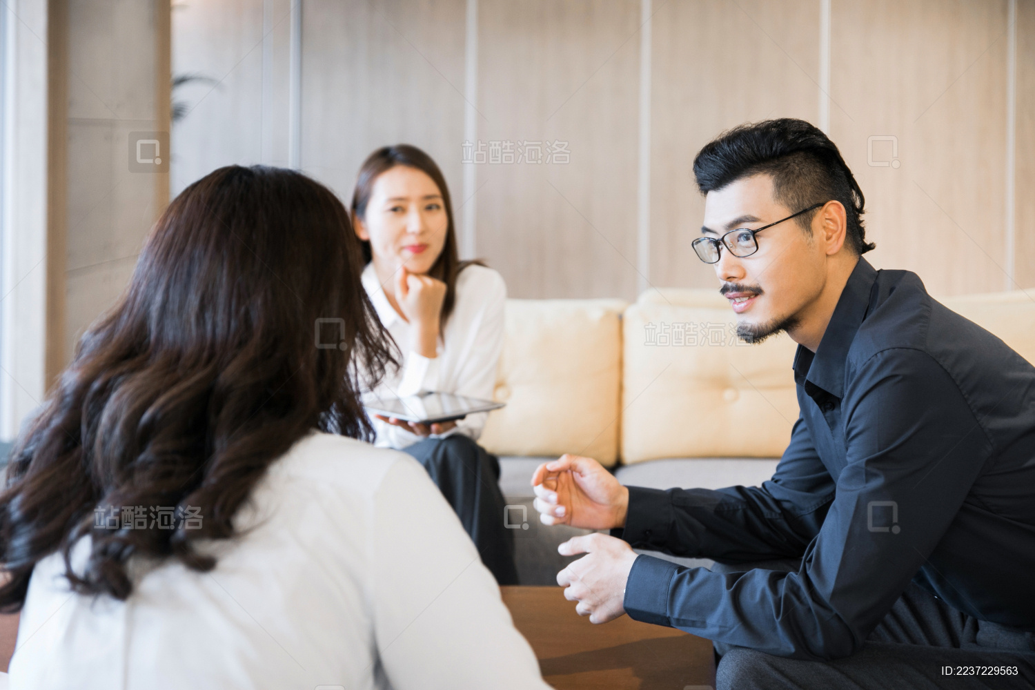 三名年轻员工在咖啡厅进行商务会议