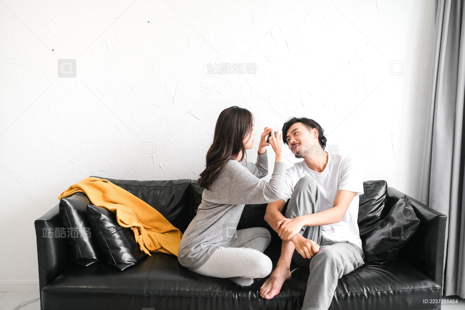 一对年轻的情侣在客厅玩闹