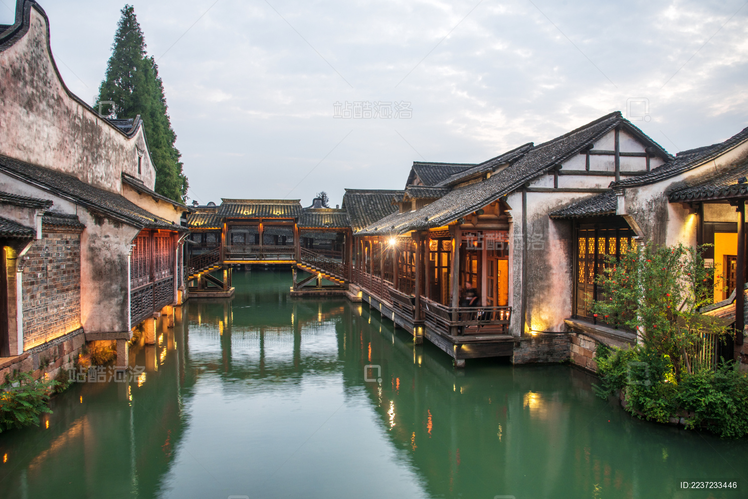 夜晚的中国浙江嘉兴市乌镇水乡古镇