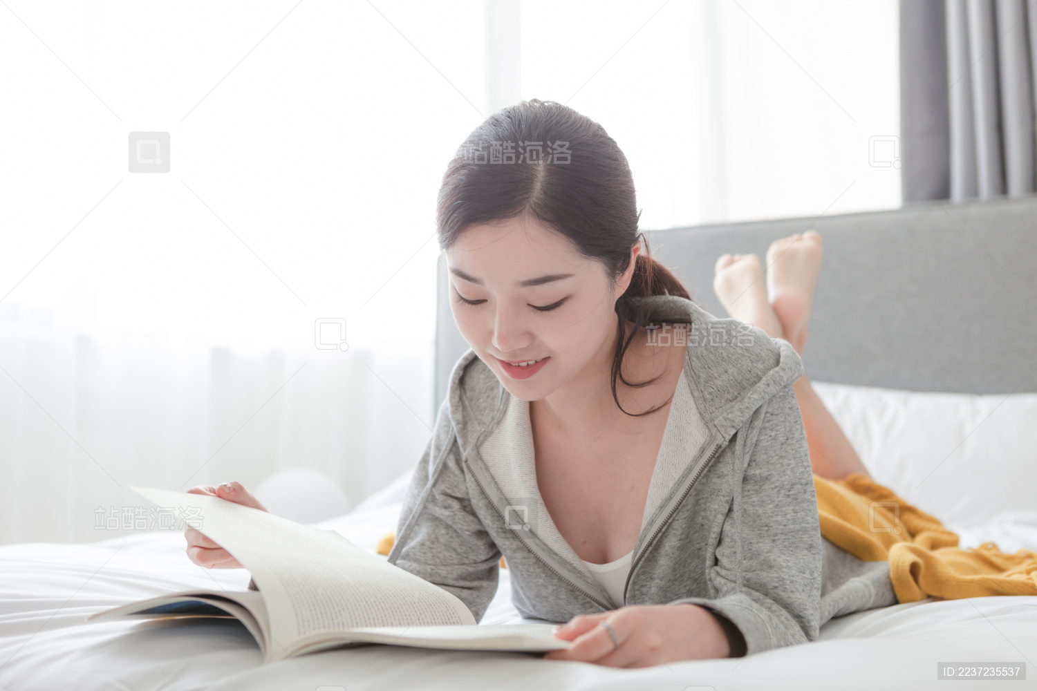 一个年轻的中国女孩在看书