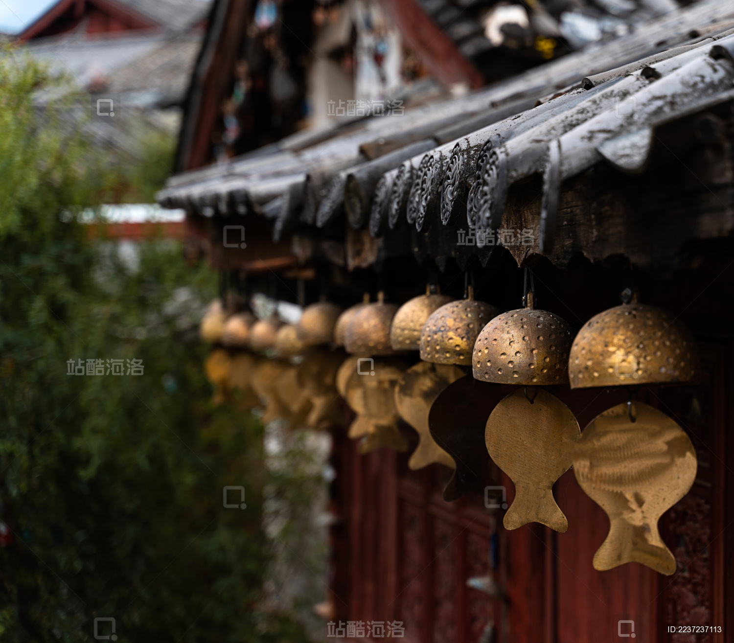中国云南省丽江市 古城屋檐下悬挂的金属铃铛