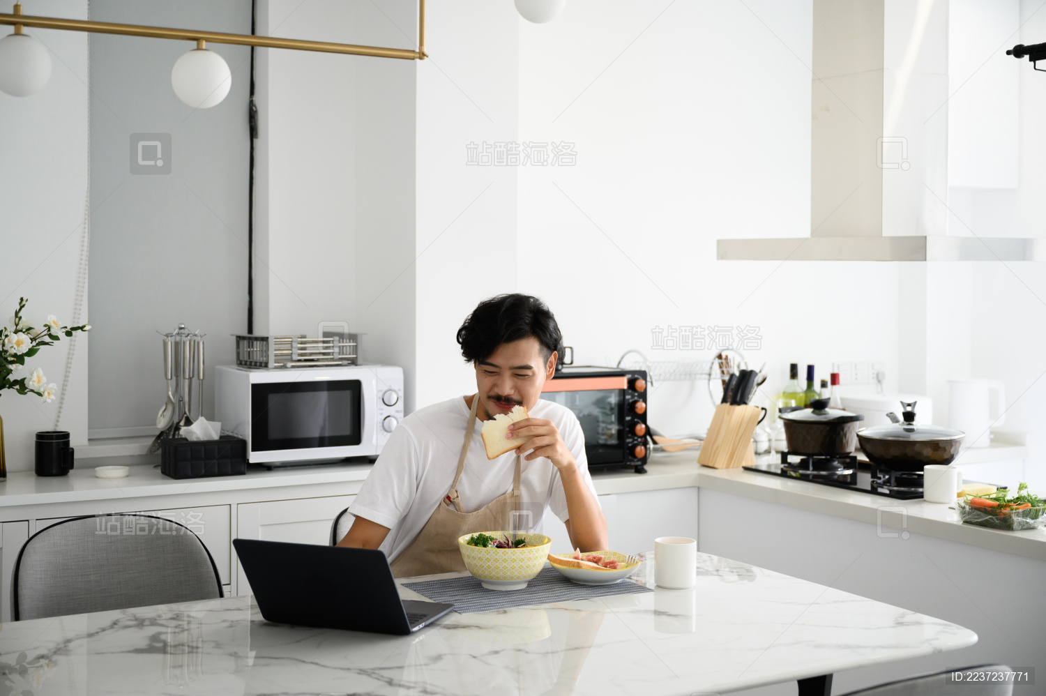年轻亚洲男人在家吃早饭