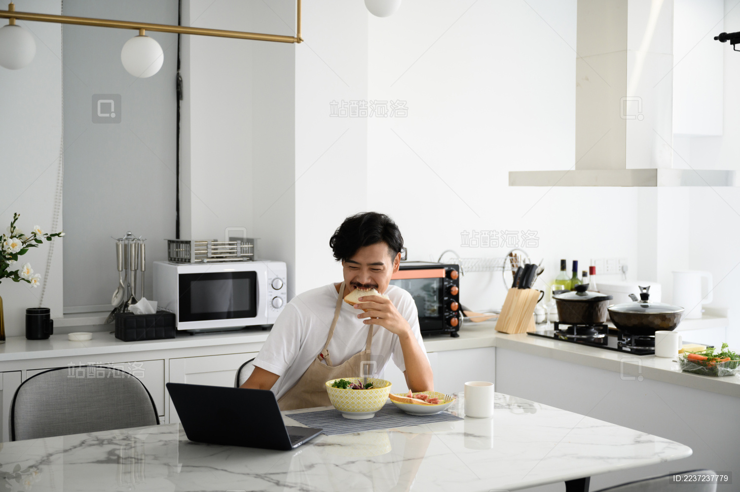 年轻亚洲男人在家吃早饭