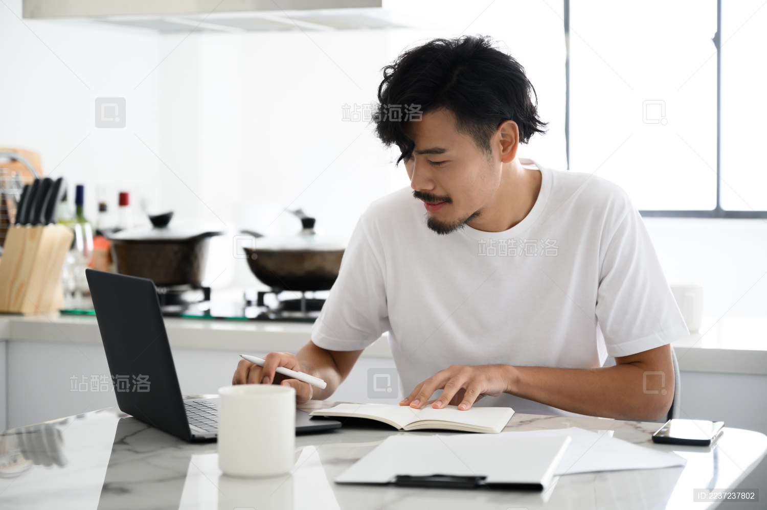 年轻亚洲男人在家办公