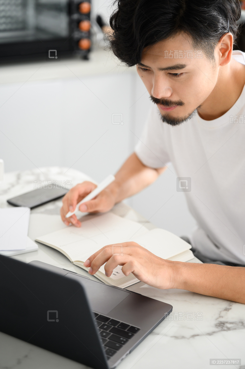 年轻亚洲男人在家办公