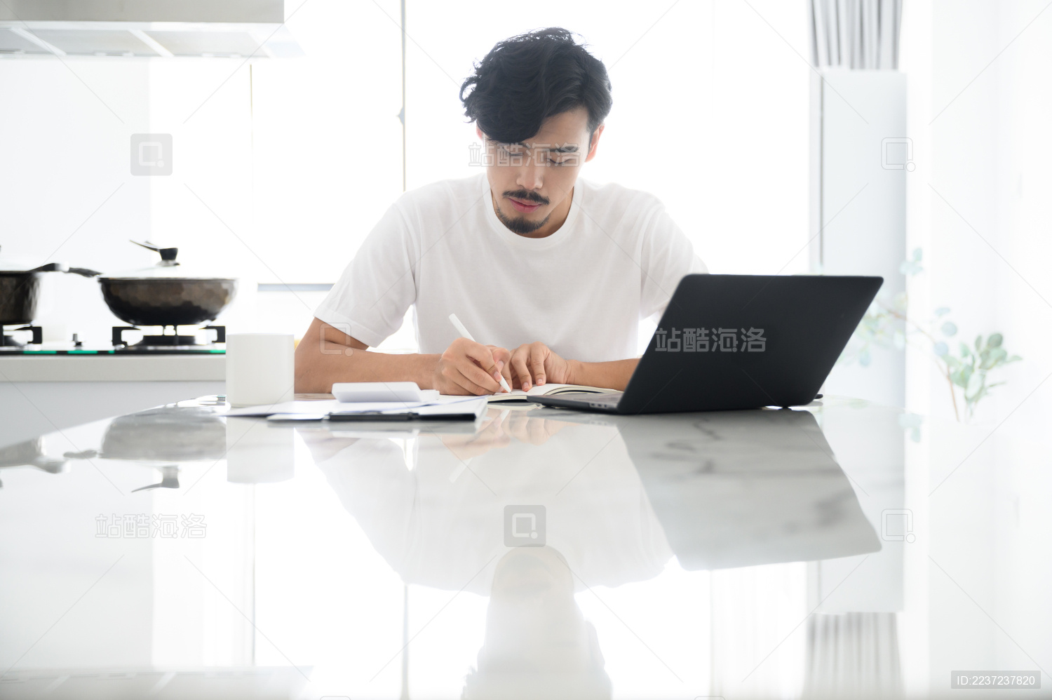 年轻亚洲男人在家办公