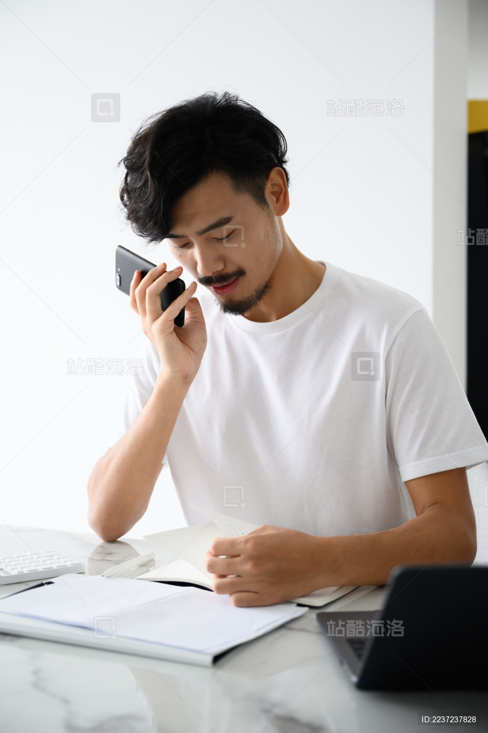 年轻亚洲男性在家办公