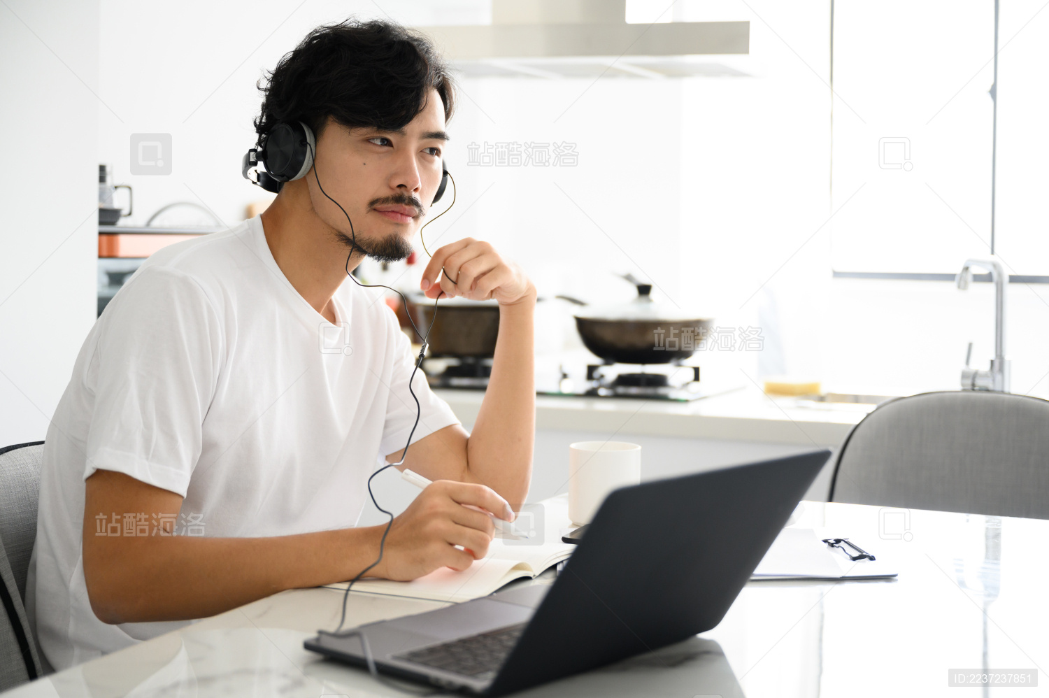 年轻亚洲男性在家办公