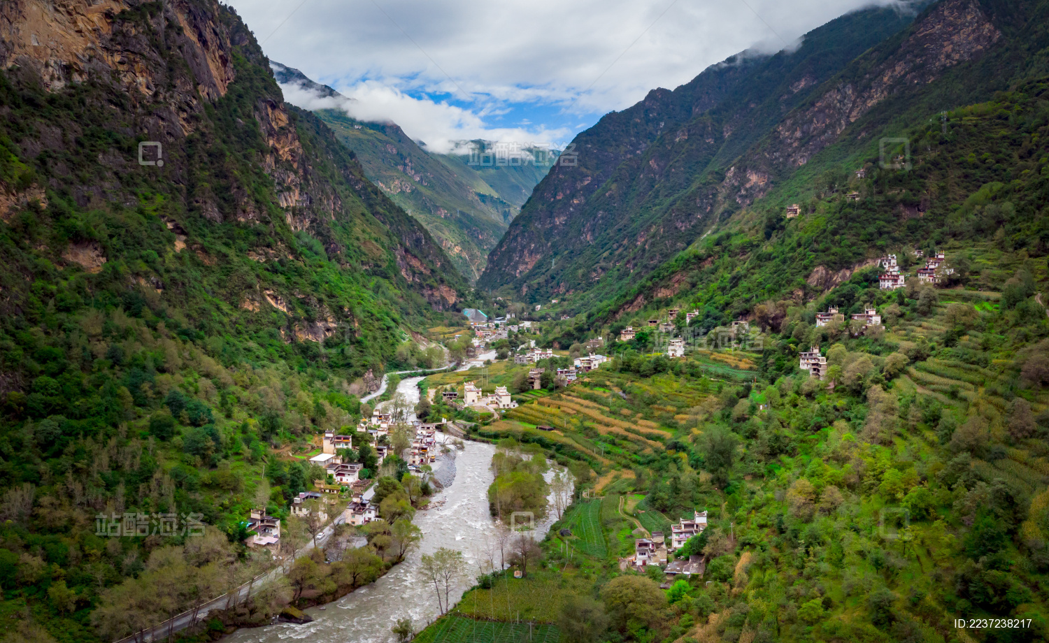 川西高原丹巴县牦牛村藏族民居