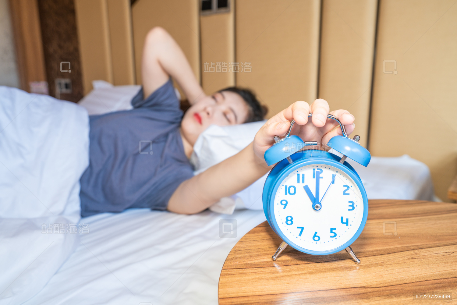睡眠的中国人起不来床赖床要迟到了概念_站酷海洛_正版图片_视频_字体_音乐素材交易平台_站酷旗下品牌
