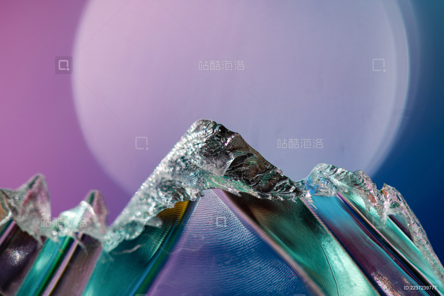 幻彩背景上的彩色玻璃碎片