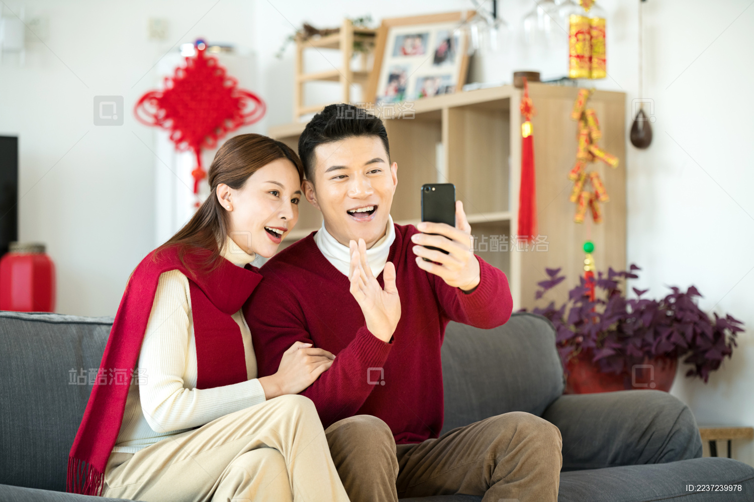 一对情侣在用手机拜年