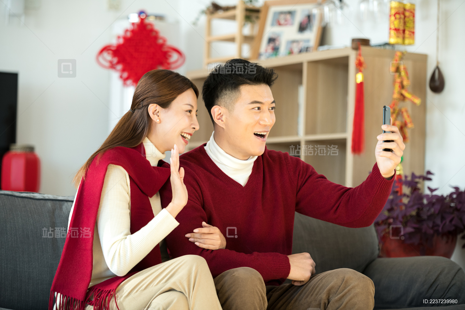 一对情侣在用手机拜年