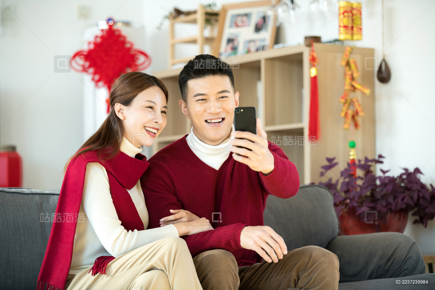 一对情侣在用手机拜年