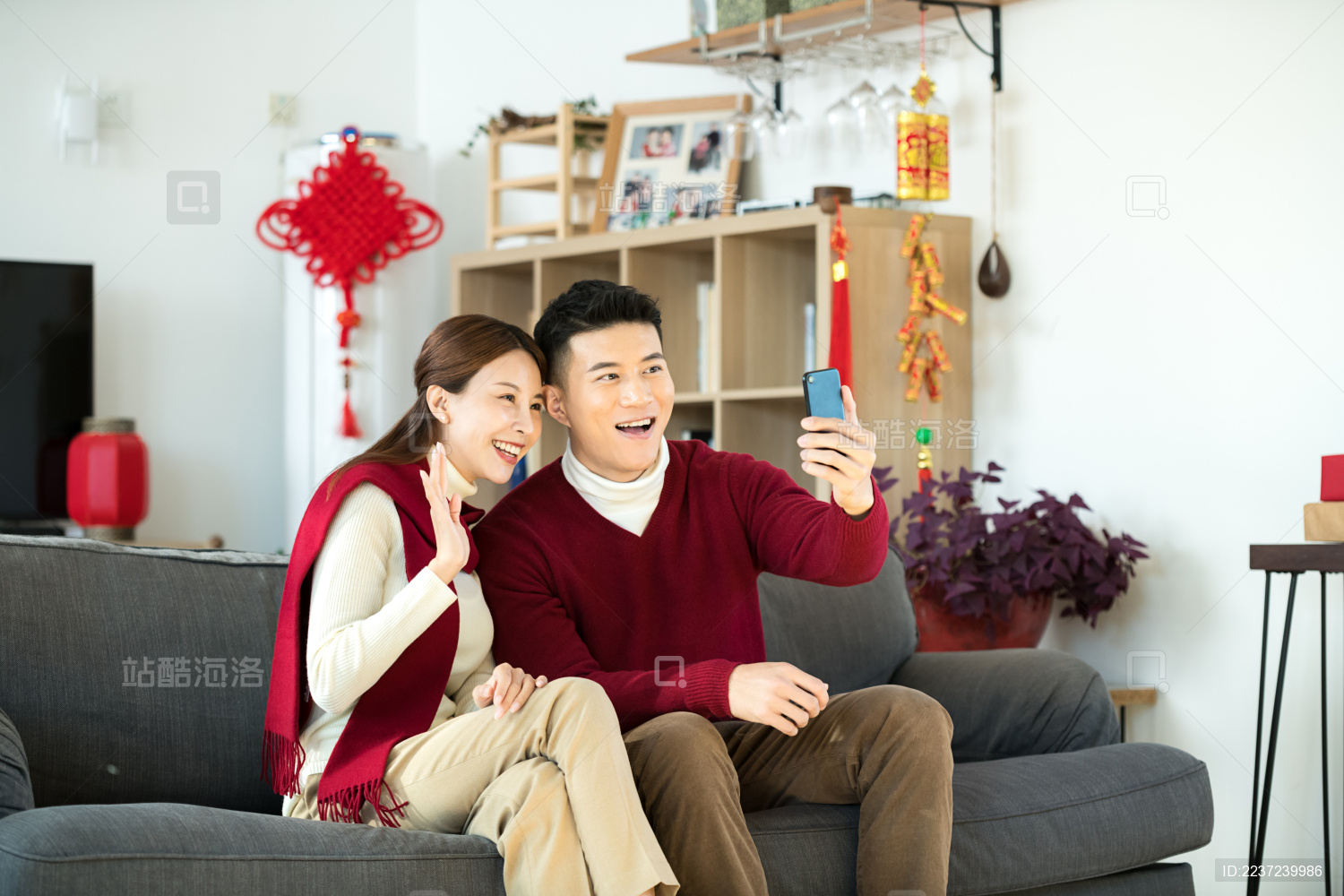 一对情侣在用手机拜年