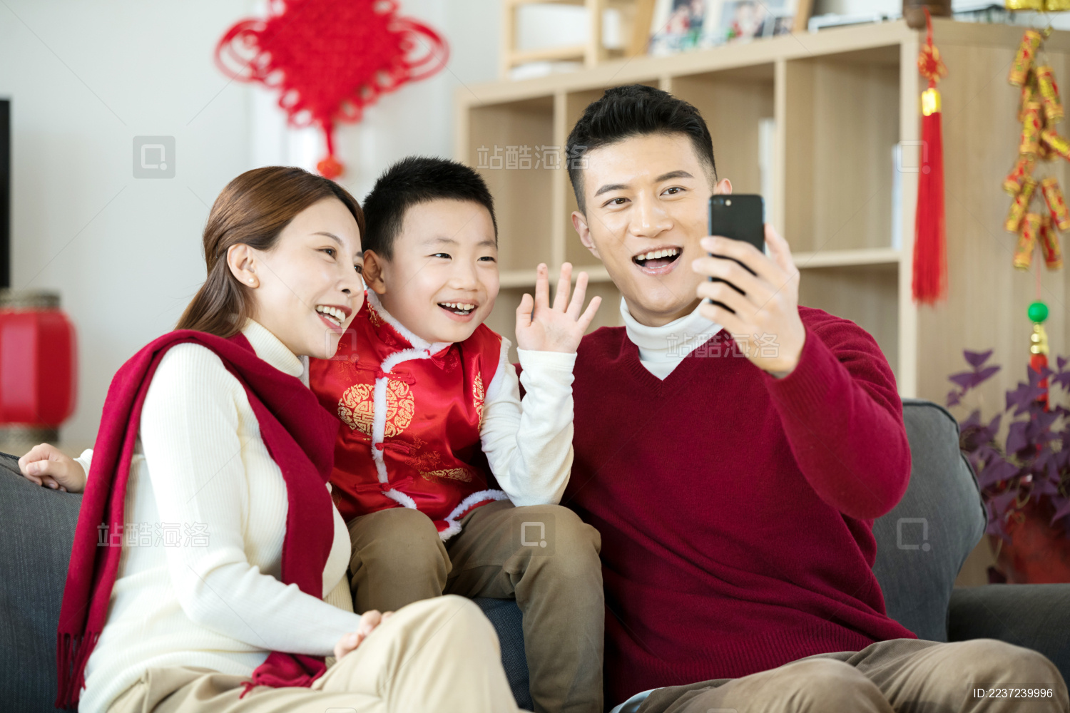 一家三口在用手机拜年