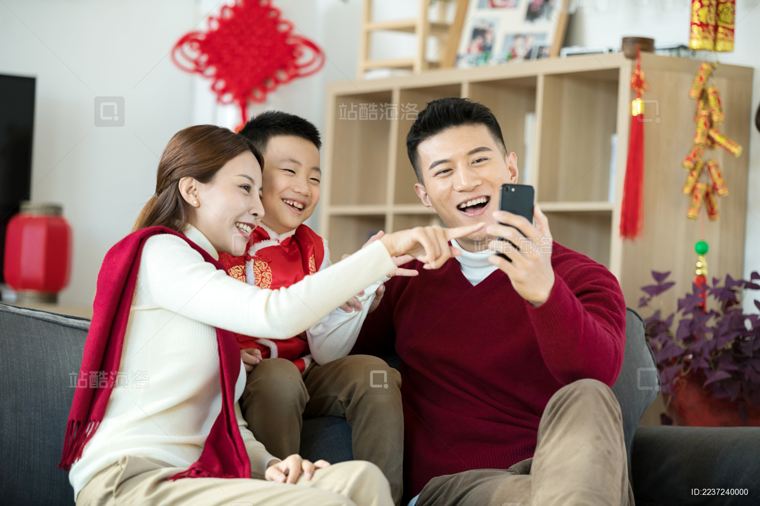 一家三口在用手机拜年