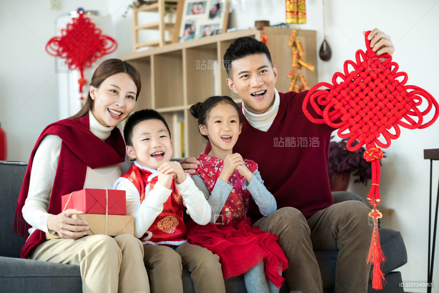 正在拜年的中国家庭 