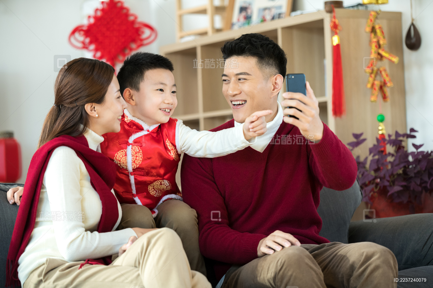 父母带着孩子在家里自拍