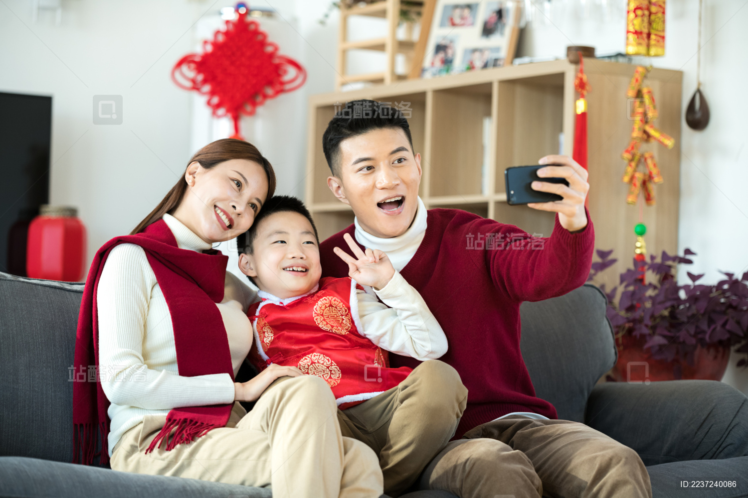 父母带着孩子在家里自拍