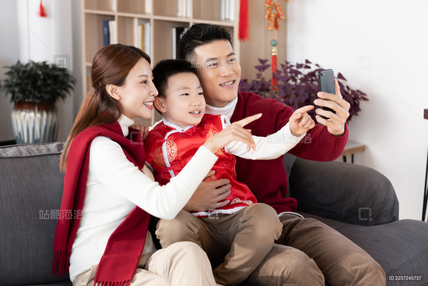 一家人正在使用手机视频通话