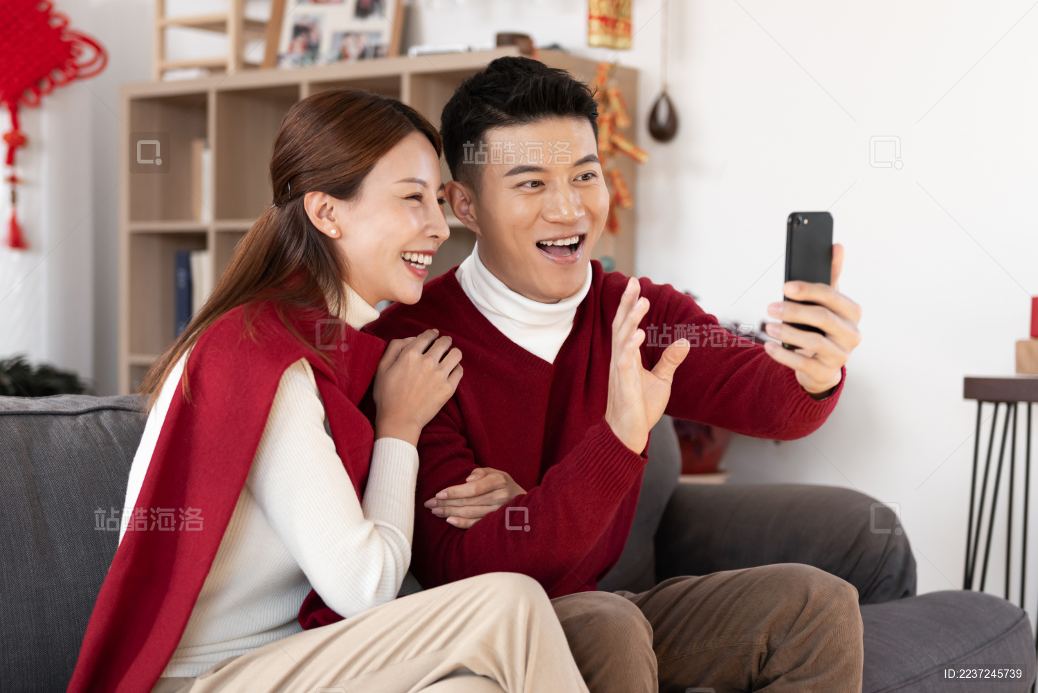 年轻的夫妻正在使用手机视频通话