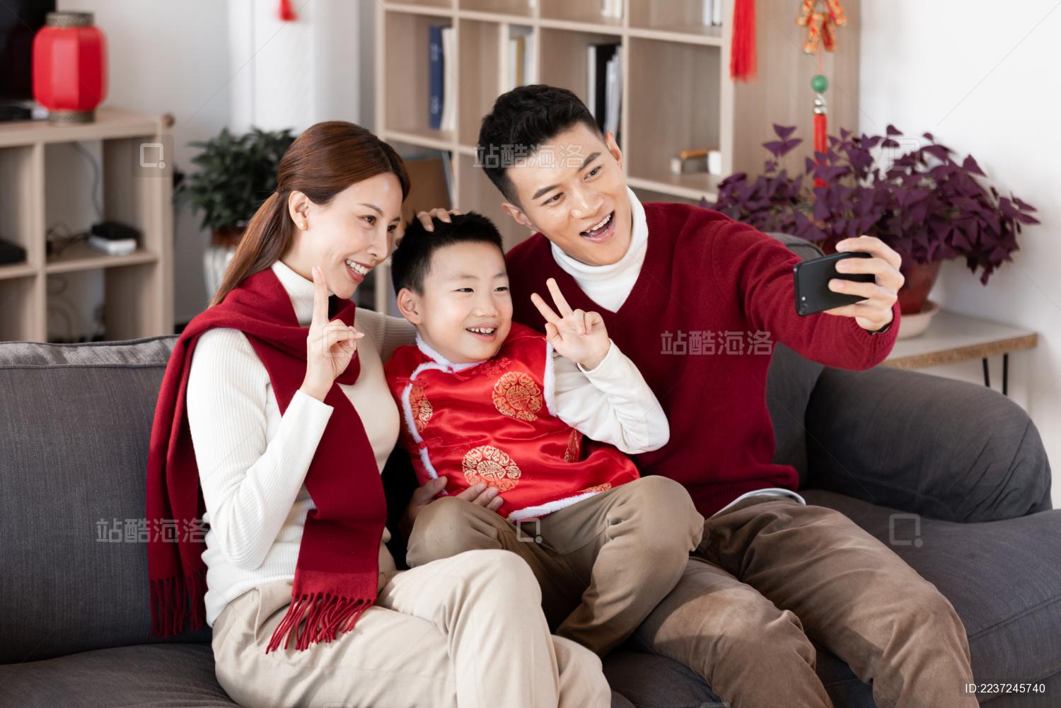 一家人正在使用手机视频通话