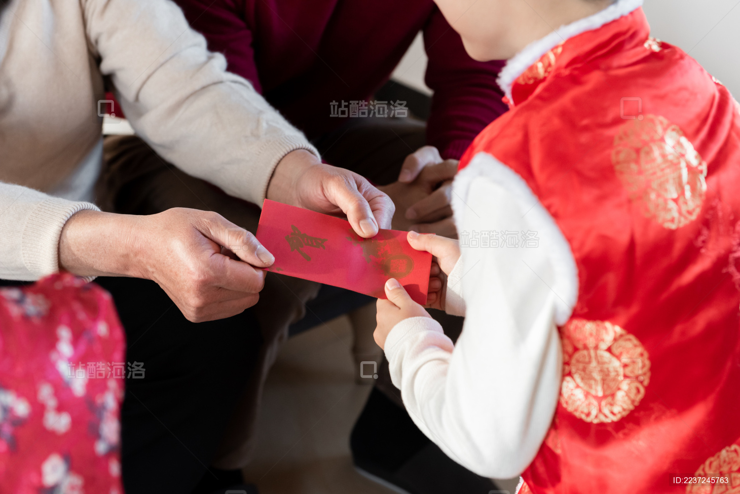 老年人正在给孙辈孩子红包